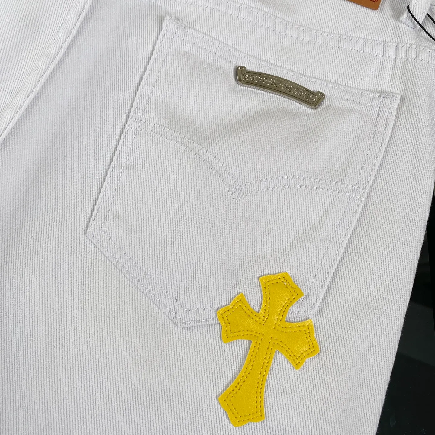 🅿️280 [Strongest Version] Chroe Hets CH Chroe Heart-Patched Leather White Yellow Leather Label Jeans Customized Metal Buckle Legs Washed, Distressed, Tear-Down Ceiling-Level Jeans ‼ About Zangyin✅This is an extremely luxurious fashion brand that can also be called the aristocrat of the high street. It has always been an exclusive brand for some hipsters or the rich second generation. Compared with ordinary high streets, it is more luxurious and noble. Compared with luxury brands, it is more fashionable and individual. Top heavy industry fashion design✅Consistently high street luxury style creation. Speaking of this style, the Zangyin family and the GU family are definitely among the leading representative brands. Especially the Zangyin family's creation of high street style has really achieved an effect of transformation. The color of this model is already very eye-catching by using a unique washed material. It is decorated with pink patchwork cross flowers, which cleverly highlights the charm of the brand. Secondly, this model adopts a classic high-waist cut design, which highlights the long legs and fashionable temperament of the upper body. The brand is highly recognizable and the slim-fitting configuration is more suitable for daily wear. The personality will be fashionable and the specifications can be seen at a glance. Materials and technology ✅ Needless to say, this point goes without saying. As an excellent craftsman brand, Zangyin's requirements for details and craftsmanship are really perfect. The washed color of this model has gone through a lot of processes, not to mention the embellishment of the denim appliqués. It is also purely handmade and sewn. Just like what they believe in, only handmade things have soul and have the meaning of wearing. A top-notch heavy-duty fashionable denim item, recommended by both hands‼   Size: 30-36